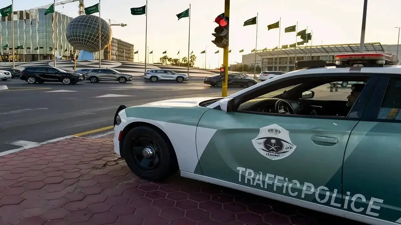 المرور يجدد تحذيره: ترك المسافة الآمنة بين المركبات ضرورة لسلامتك على الطريق